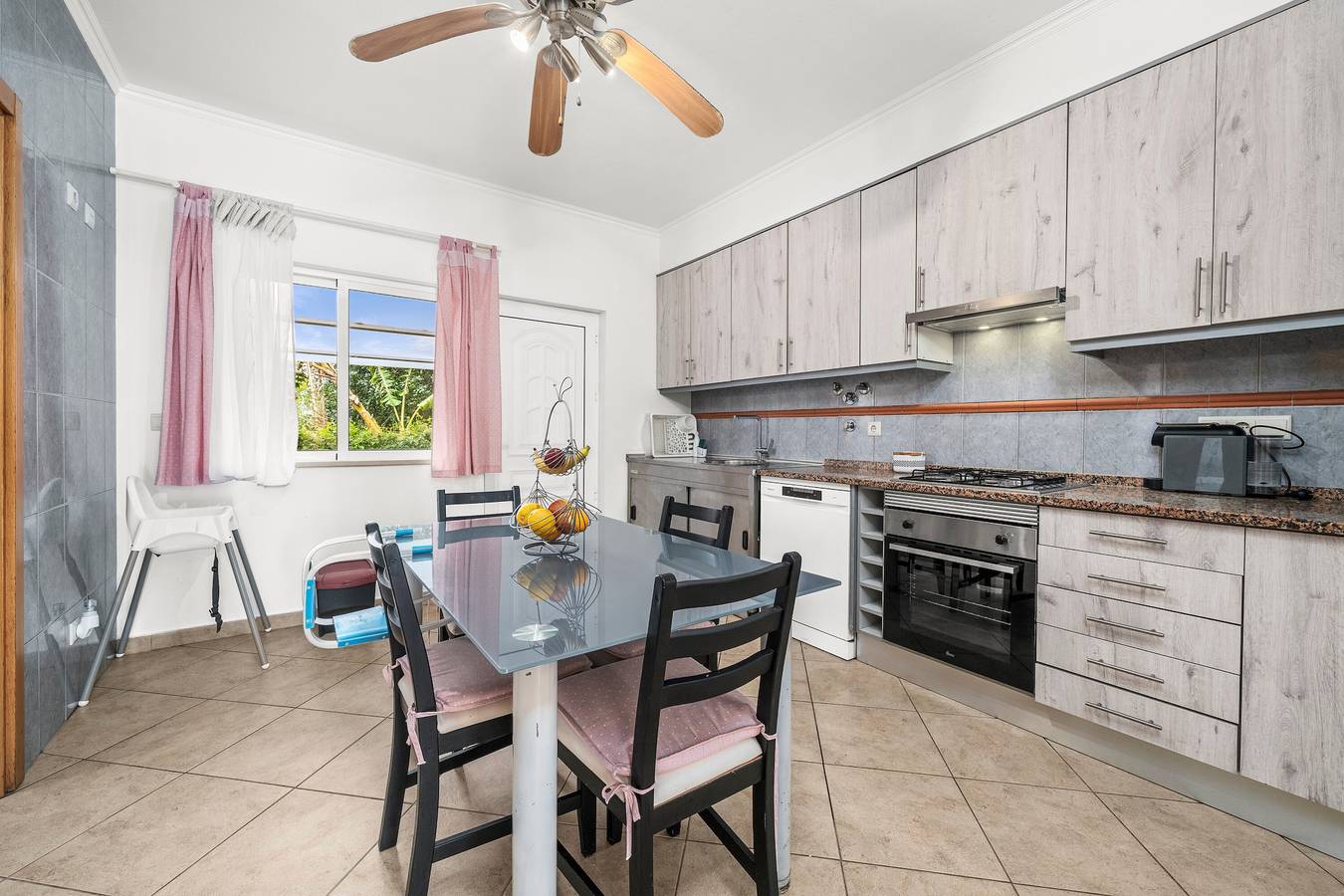 Vakantiehuis 'Vila Pedra' met Uitzicht op de Bergen, Wi-Fi en Airconditioning in Alcantarilha, Alcantarilha e Pêra