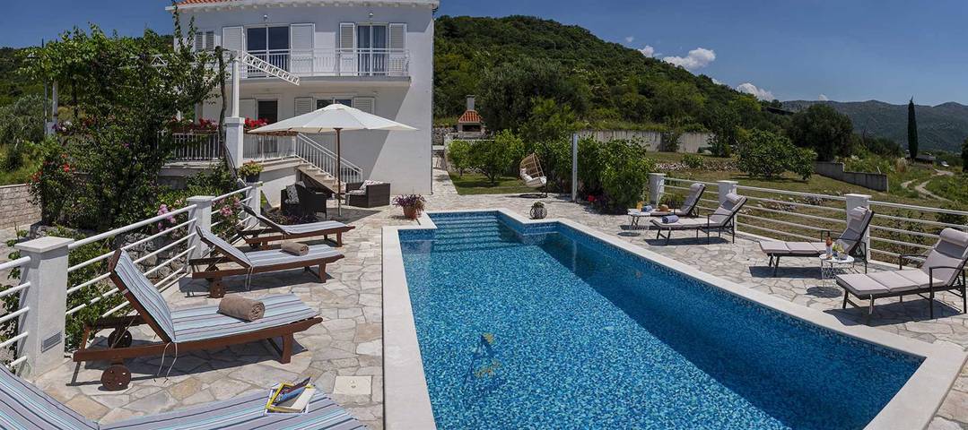 Charming 5-Br villa for 10 with swimming pool surrounded by nature in Zaton, Grad Dubrovnik
