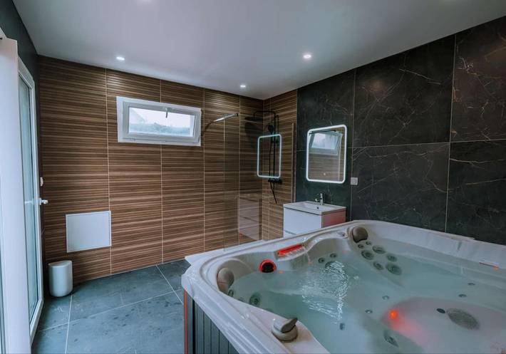 Location de vacances pour 5 personnes, avec jacuzzi ainsi que jardin et terrasse à Déville-lès-Rouen