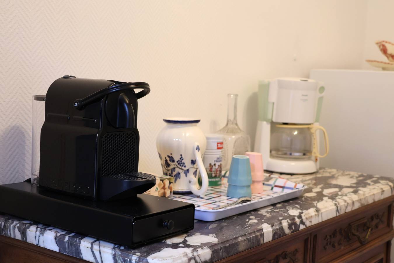 Maison de Charme au pied des Remparts en centre-ville, cour intérieure, balcon in La Charité-sur-Loire, Vallée de la Loire