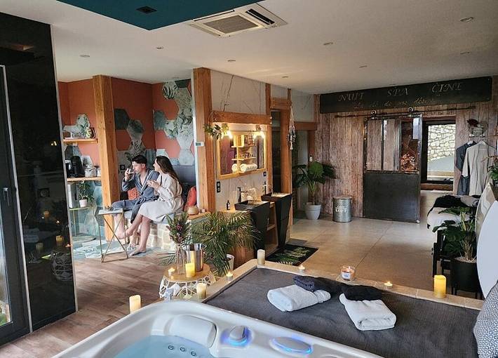 Gîte pour 2 personnes, avec jacuzzi et terrasse ainsi que jardin et sauna dans le Cantal - 4