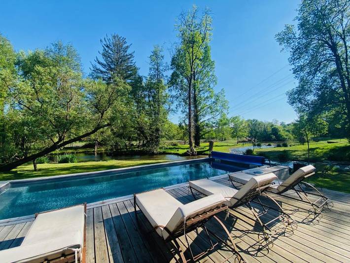 Gîte pour 15 personnes, avec piscine et terrasse ainsi que jacuzzi et jardin à Aulnay-la-Rivière