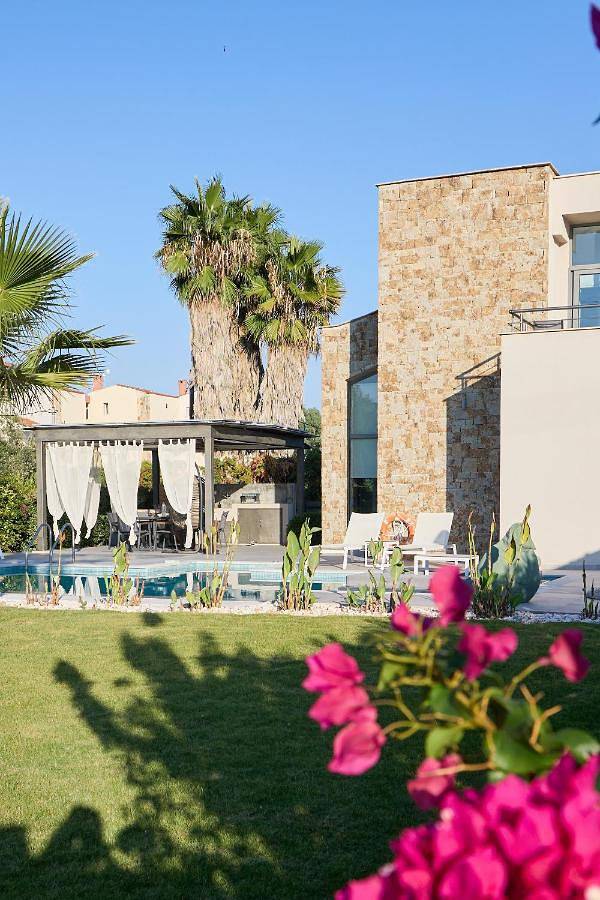 Location de vacances pour 6 personnes, avec jacuzzi et piscine ainsi que jardin et bassin pour enfant dans Pefkochori - 2