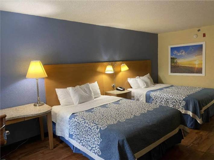 Cozy King Bed Ada Room|Free Parking in Chatham County