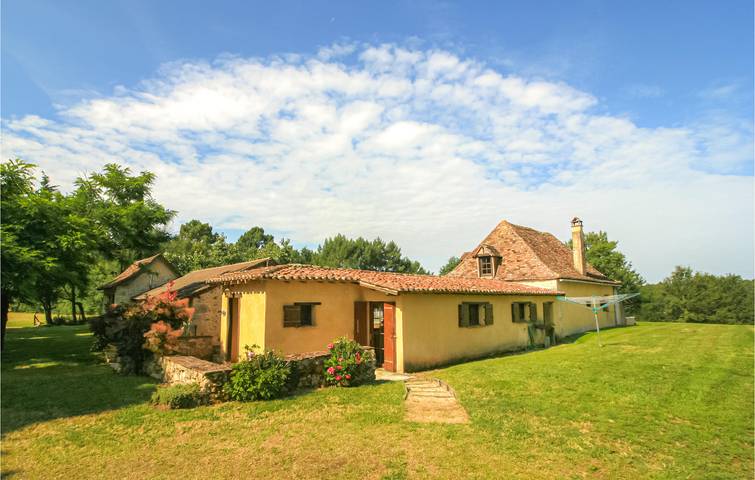 Gîte pour 8 personnes, avec terrasse ainsi que jardin et piscine, animaux acceptés à Église-Neuve-d'Issac
