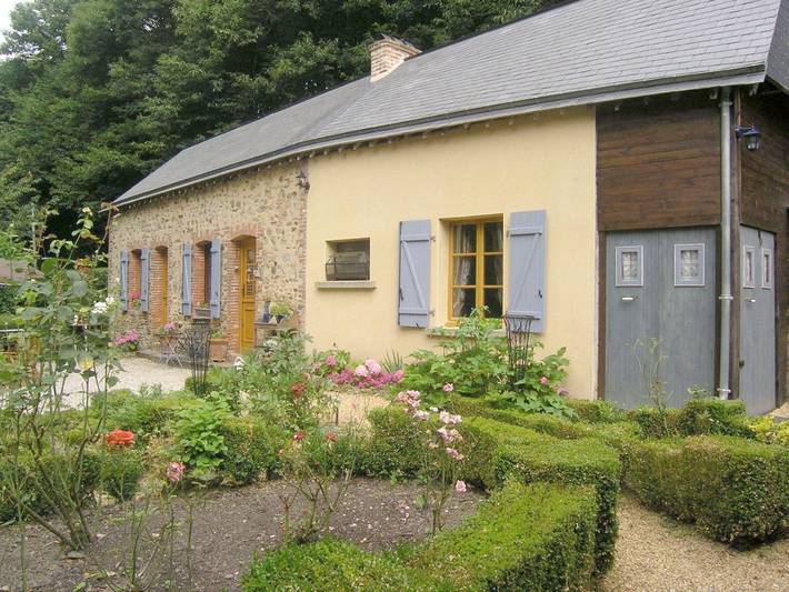 Location de vacances pour 4 personnes, avec terrasse ainsi que vue et jardin à Craon - 3