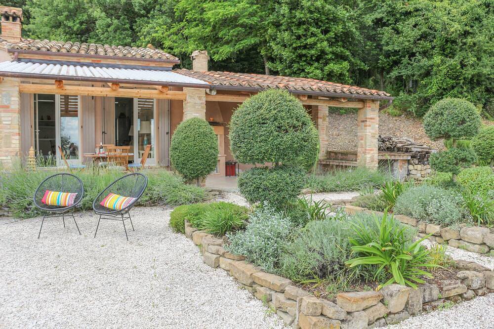 Exclusive Use Private 2 Br Villa - Swimming Pool, Large Garden & Great Views in San Ginesio, Macerata Province
