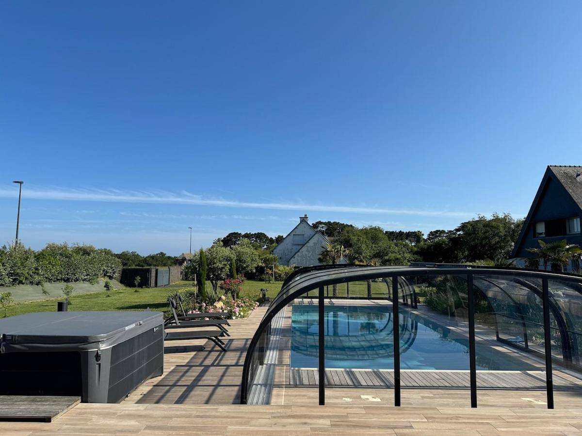 Superbe Villa à 200m de la plage tout confort avec piscine chauffée, couverte et spa in Mousterlin, Fouesnant
