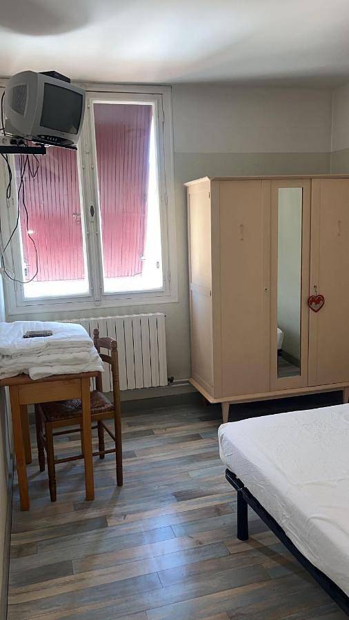 Double Room with Private Bathroom in Le Monastier-Pin-Moriès, Région de Mende