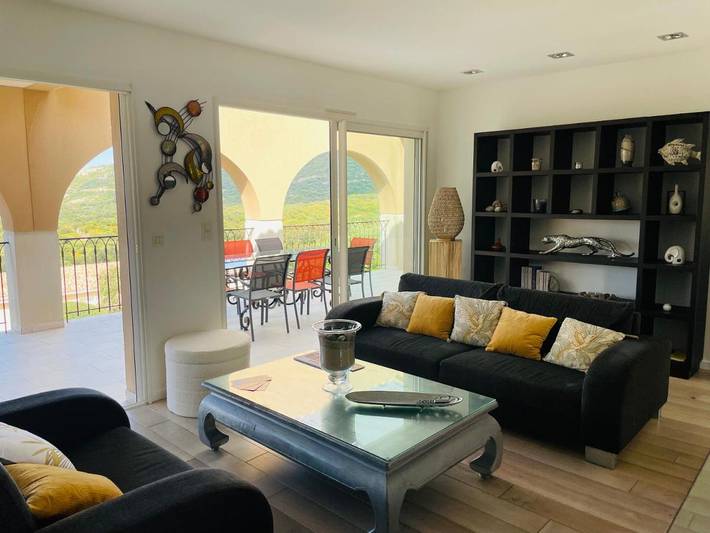 Gîte pour 6 personnes, avec piscine ainsi que vue et terrasse, animaux acceptés dans Gare du Club Med Cocody - 4