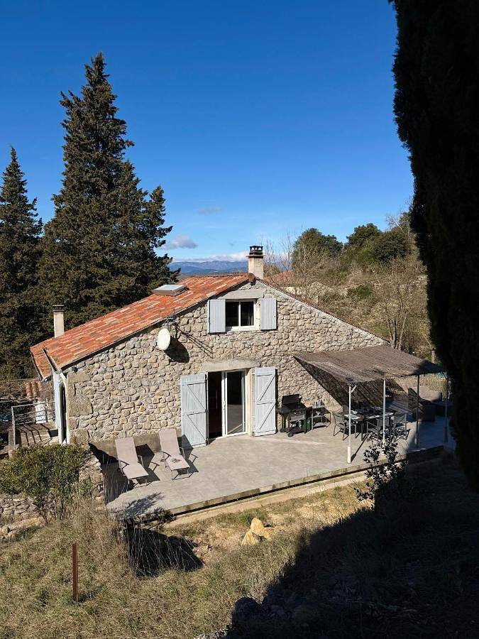 Location de vacances pour 6 personnes, avec jardin ainsi que vue et piscine, animaux acceptés à Sampzon - 3