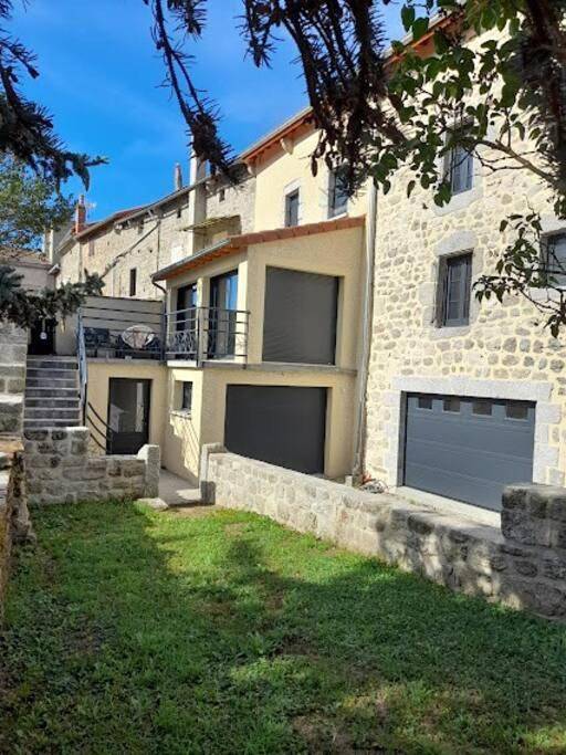 Location de vacances pour 7 personnes, avec Balcon et Terrasse ainsi que Jardin et Vue à Saugues