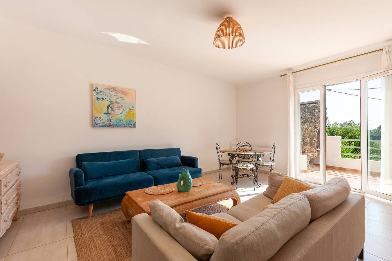 Appartement entier, Appartement 'La Naronne' avec piscine partagée, terrasse privée et Wi-Fi in Bandol, Région de Toulon