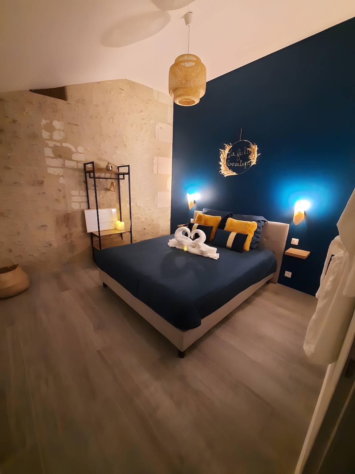 Gite « La Folie Romantique, avec spa » avec terrasse privée, Wi-Fi et climatisation in Sublaines, Région de Tours