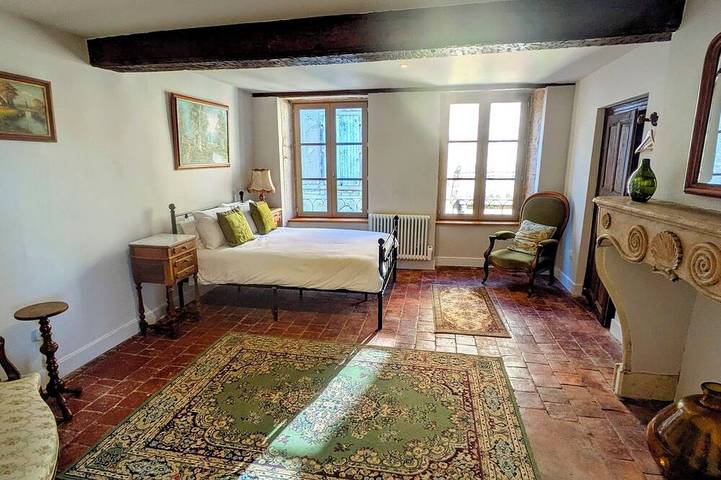 Location de vacances pour 12 personnes, avec terrasse et jardin, animaux acceptés à Saint-Gengoux-le-National - 2