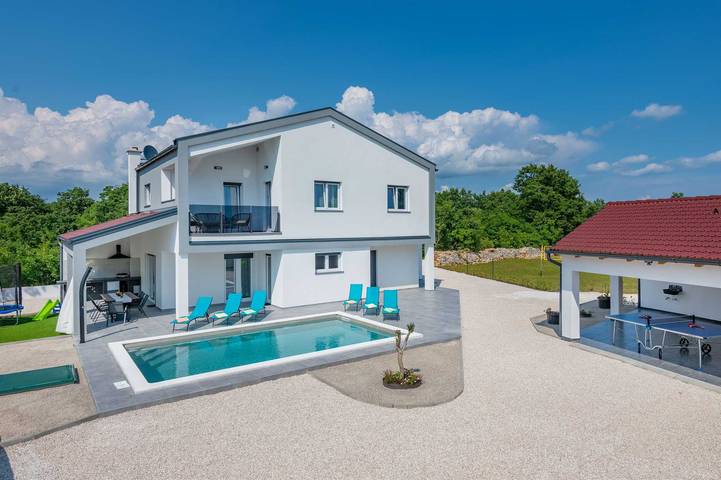 Ferienhaus für 8 Personen, mit Balkon und Balkon/Terrasse sowie Terrasse und Garten