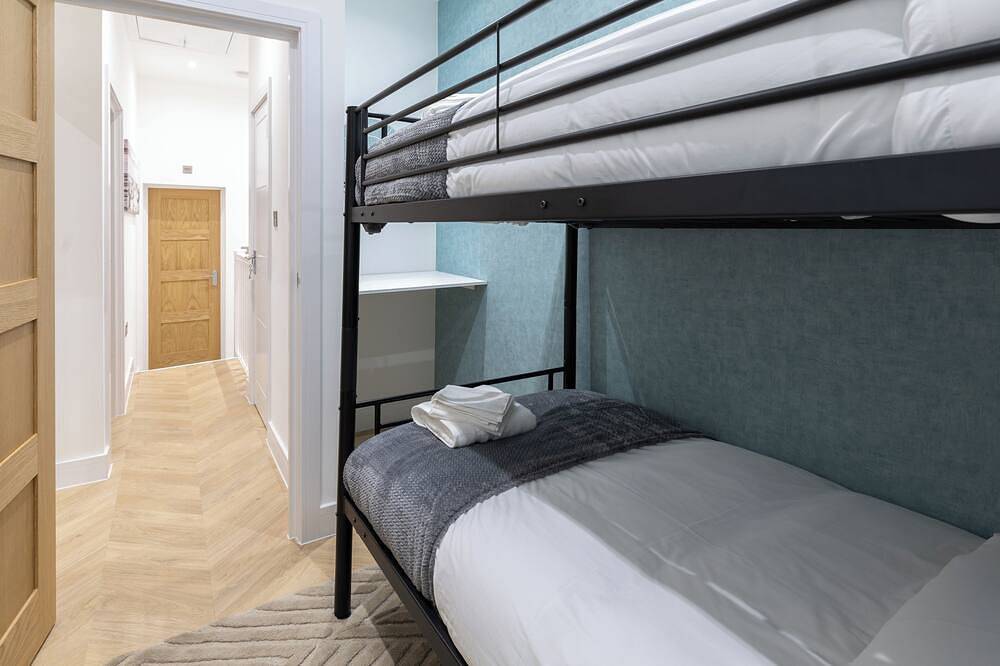 A clean, luxurious, spacious and modern 4 Bedroom house in Elstree and Borehamwood, Hertfordshire