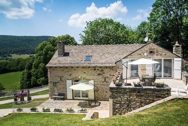 Gîte pour 6 personnes, avec terrasse et piscine