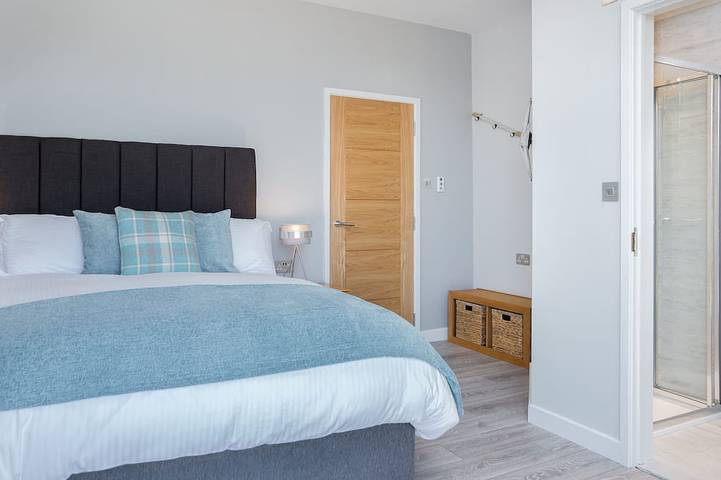 Appartement entier, Appartement de luxe - 4 personnes - Vues spectaculaires avec piscine privée et bain à remous in Torquay, Torbay