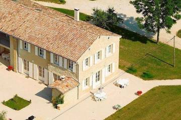 Gîte pour 10 personnes, avec jacuzzi ainsi que piscine et jardin à Divajeu