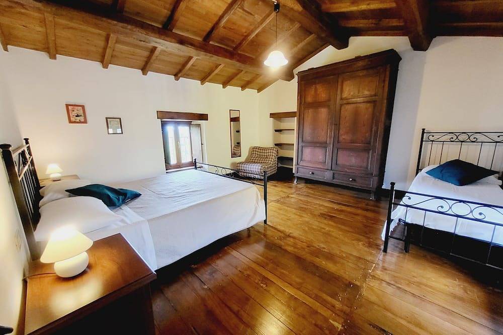 Cottage and house, private pool, hot tub, stunning views. Wifi. Ideal for groups in Castelnuovo di Garfagnana, Garfagnana