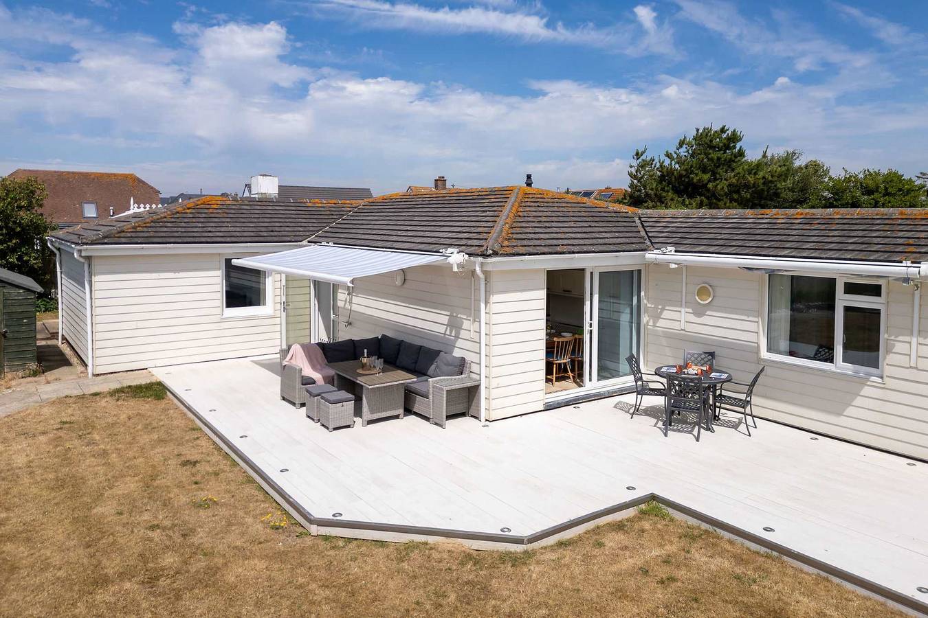 3-Bed Beach Bungalow & Garden, 150m to Sea in West Wittering, West Sussex