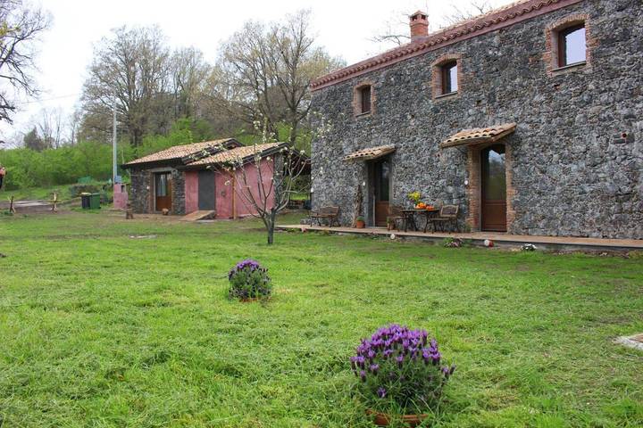 Agriturismo per 2 persone, con giardino e panorama sull' Etna
