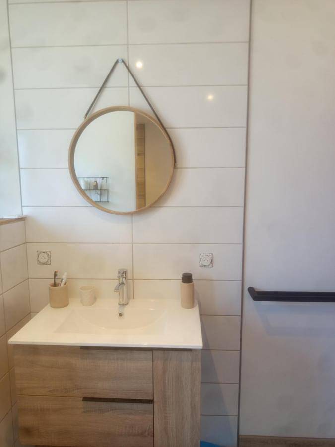 Appartement entier, One-Bedroom Apartment in Saint-Albin-de-Vaulserre, Région de La Tour-du-Pin