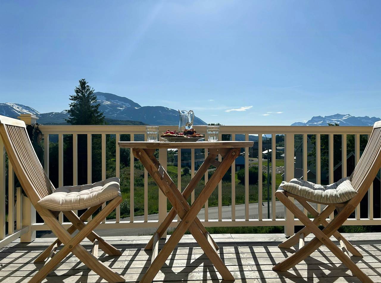 Bauernhof aus den 1860er Jahren mit Blick auf den Fjord bei Sjøvegan in Salangen