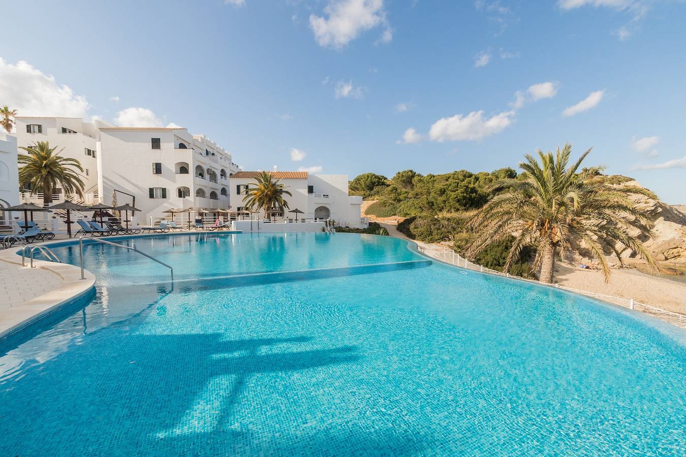 Apartamento entero, Hermoso apartamento con Wi-Fi, piscina, terraza y vista al mar in Arenal d'en Castell, Es Mercadal