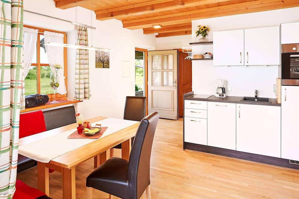 Ganze Wohnung, Ferienwohnung bis 2 Personen, 34 qm im Eg mit Terrasse, 1 sep. Schlafzimmer in Bad Feilnbach, Bayerische Alpen