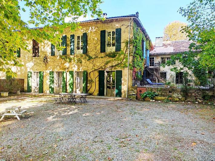 Gîte pour 2 personnes, avec jardin ainsi que jacuzzi et piscine, animaux acceptés à Lurs