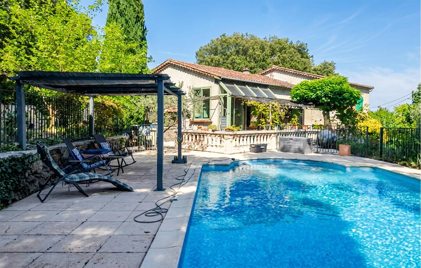 Un alojamiento con encanto a 1,5 km de Anduze: apartamento junto a la piscina con wifi y aparcamiento in Anduze, Cevenas