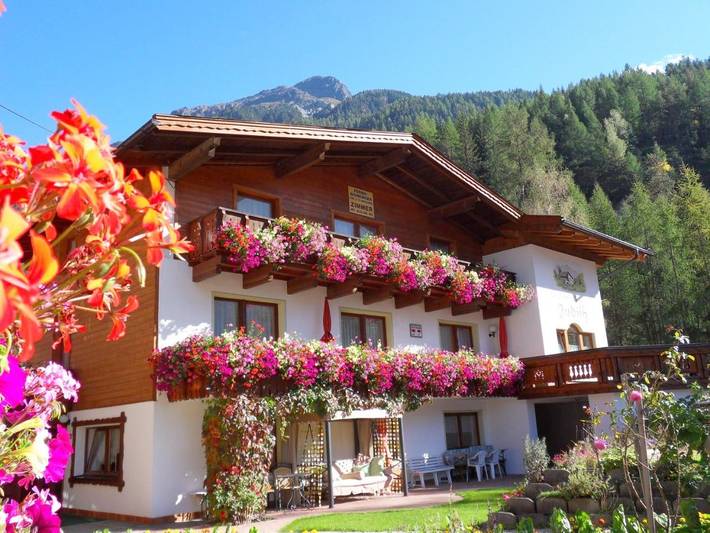 BnB für 4 Personen, mit Ausblick und Garten in Längenfeld