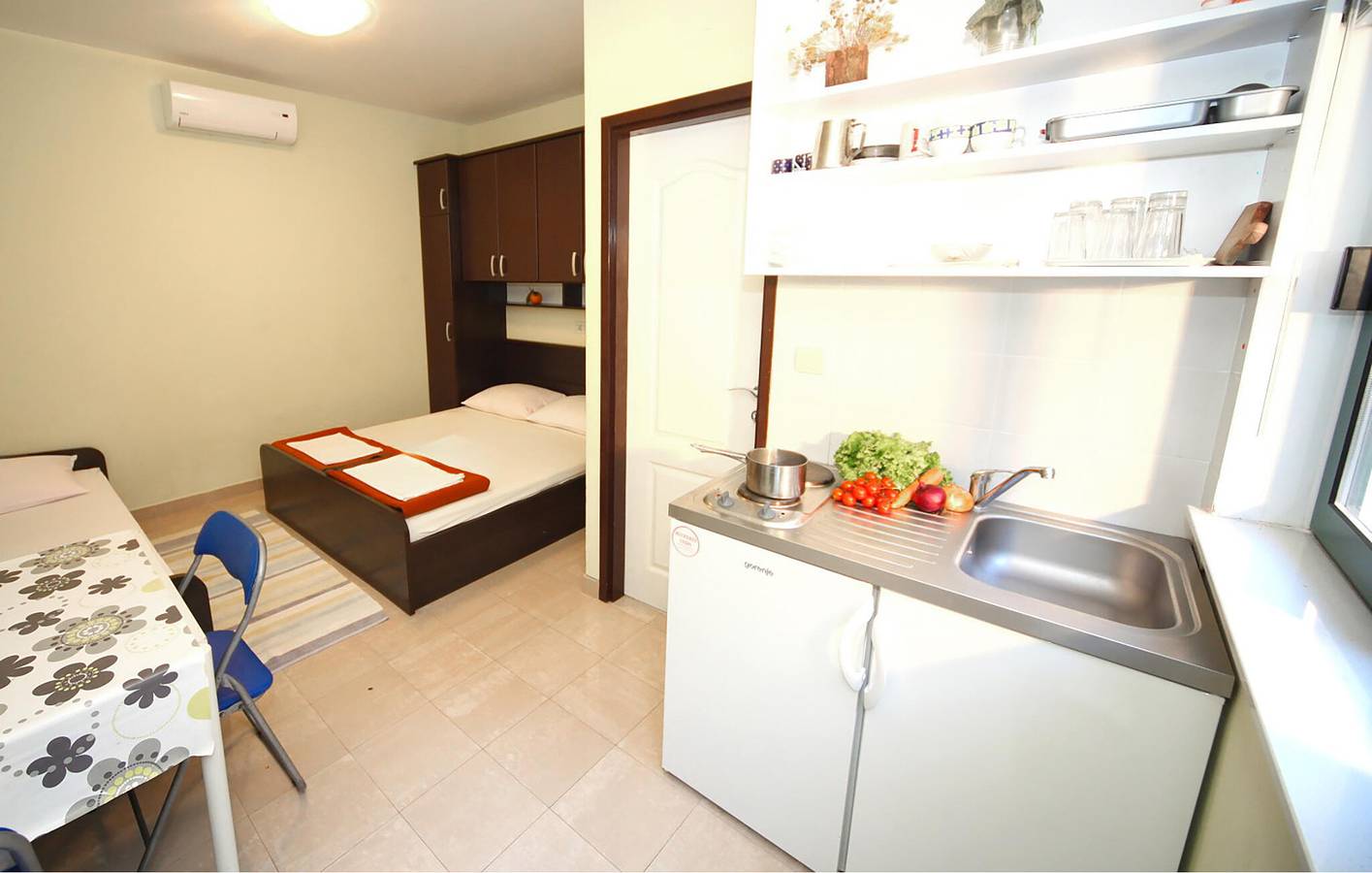Ganze Ferienwohnung, Apartment mit Meerblick, Terrasse, WLAN, Klimaanlage und Parkplatz in Drvenik, Makarska Riviera