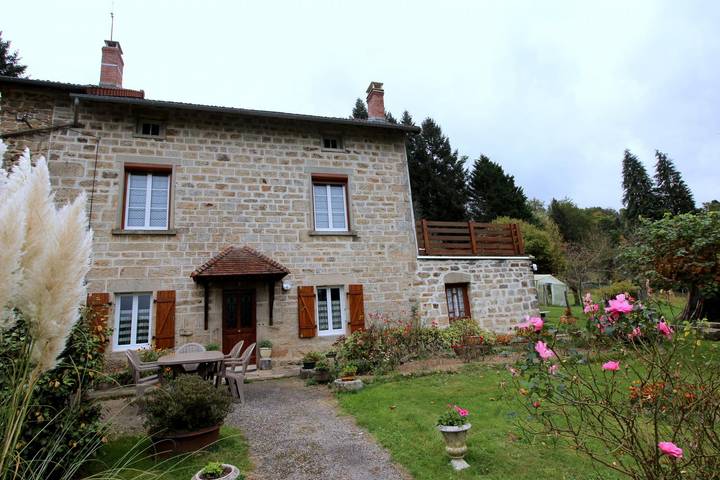 Gîte pour 6 personnes, avec jardin, animaux acceptés à Augne