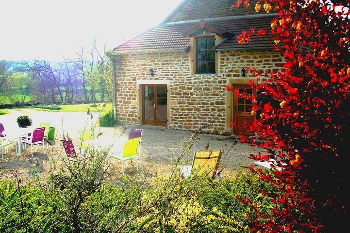 Gîte pour 10 personnes, avec terrasse et jacuzzi à Le Puley