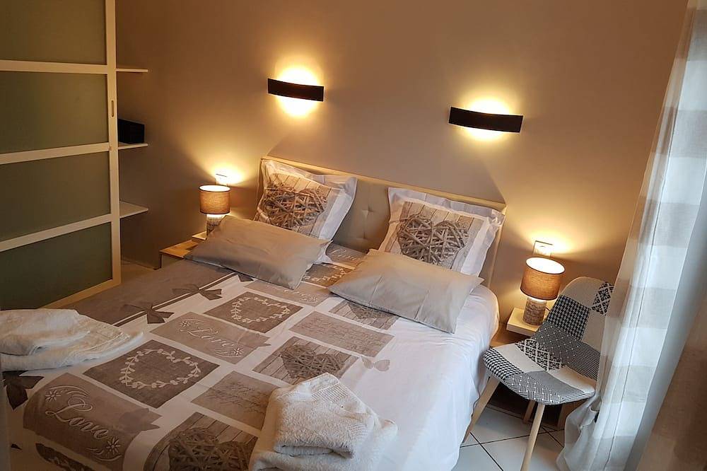 Charming air-conditioned 6/8 sleeper house with pool, in Lunan in Figeac, Massif Central