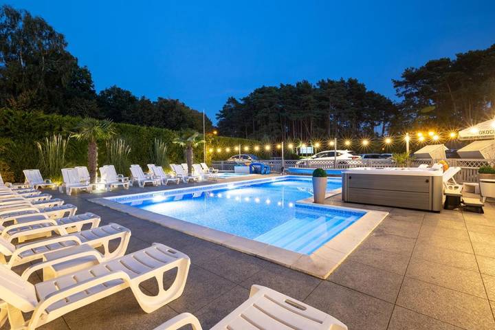 Alojamiento y desayuno para 4 personas, con piscina y jacuzzi además de jardín y piscina para niños en Polonia