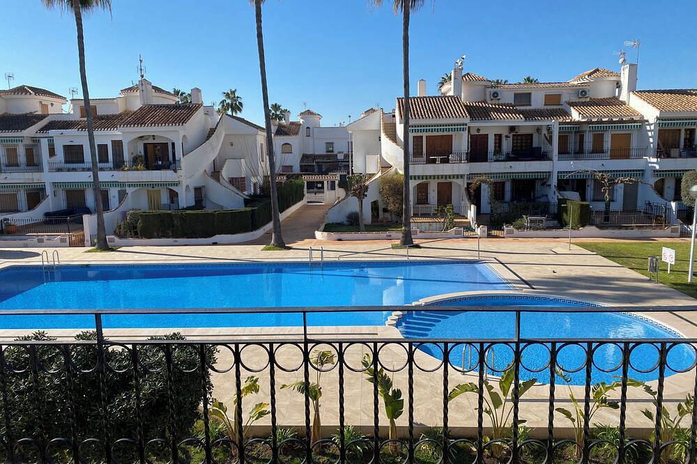 Gemütlicher Bungalow mit Terrasse mit Blick auf Pool. in Torre de la Horadada, Pilar de la Horadada