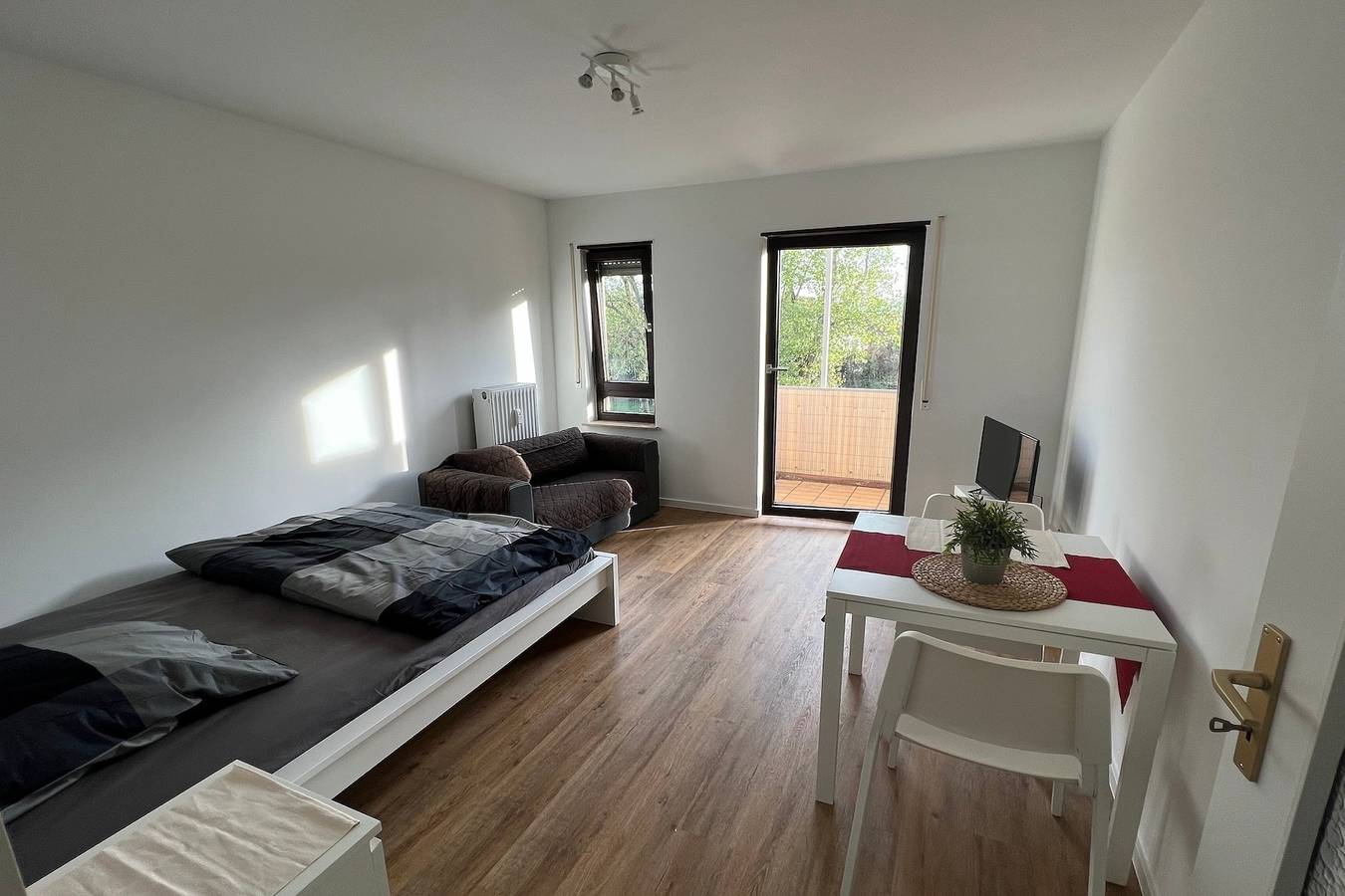 Ganze Ferienwohnung, Schönes Apartment mit Balkon in Mannheim Nahe Rheinauer See 2. Og in Mannheim, Rheinebene