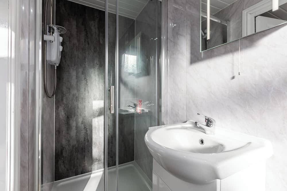 Victorian Villa: 6 En-Suites, Hot Tub, Cinema Room,  Private Parking & Park View in Liverpool, Merseyside