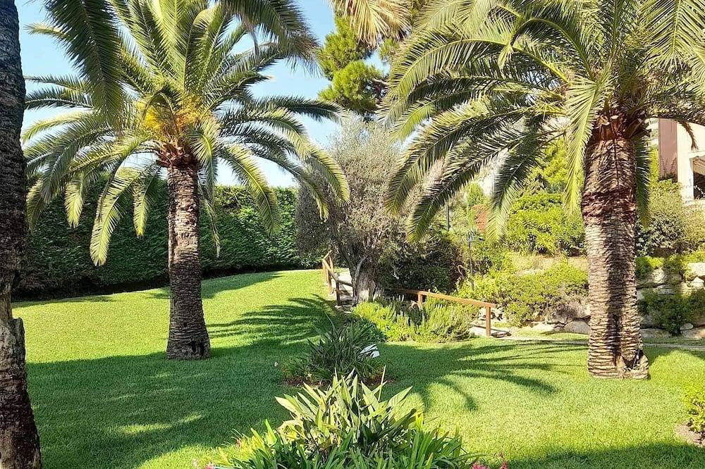 Entire apartment, Studio in a Pierre & Vacances residence. in Villefranche-sur-Mer, Nice region