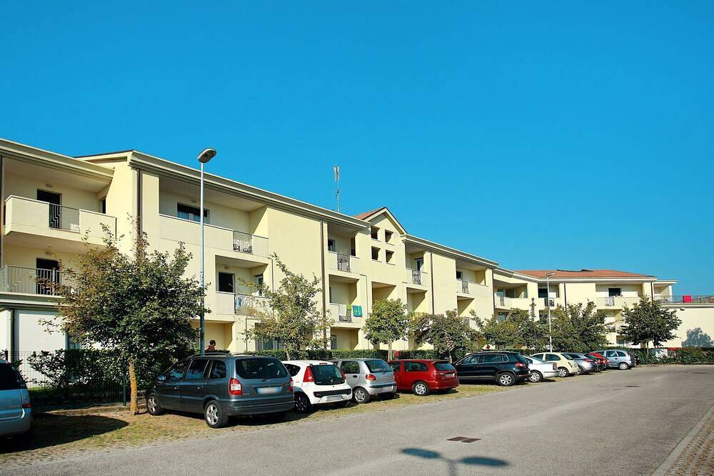 Entire apartment, Beautiful apartment for 6 people with A/C, Wifi, Tv, balcony and parking in Porto Santa Margherita, Caorle