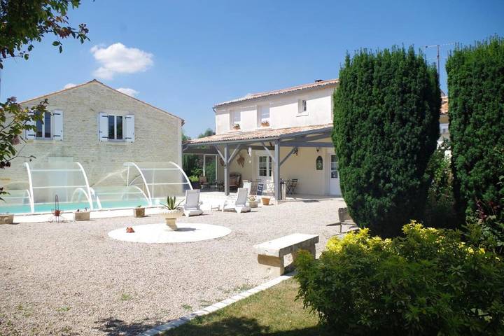 Location de vacances pour 2 personnes, avec Terrasse et Jardin ainsi que Piscine et Vue à Saint-Hilaire-la-Palud