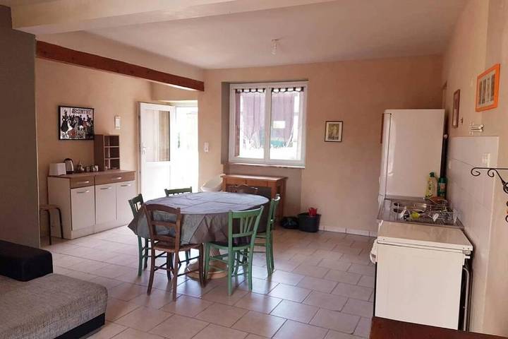 Location de vacances pour 5 personnes, avec vue et jardin, animaux acceptés à Buffières - 2