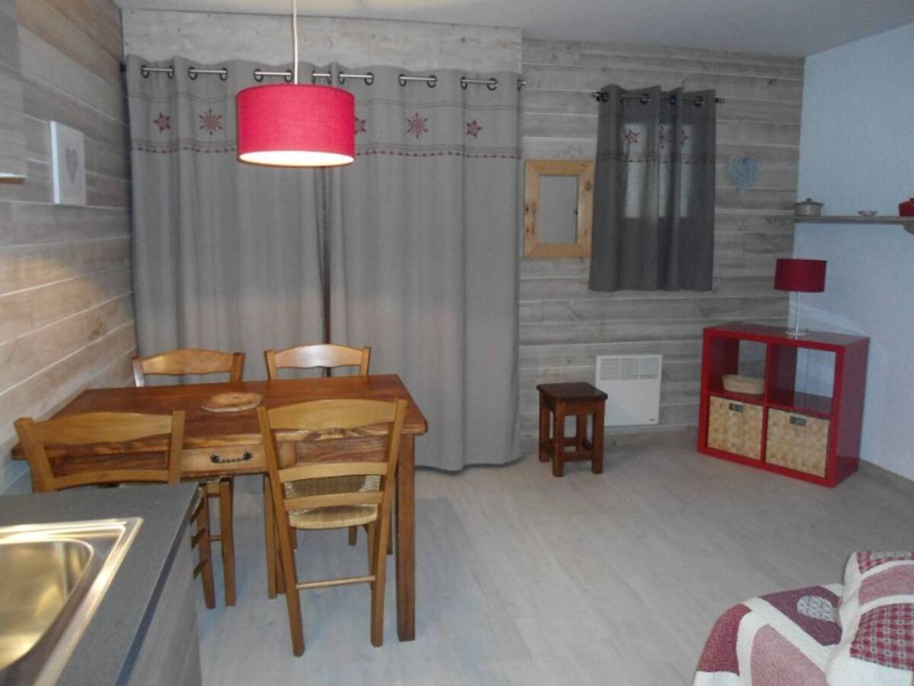 Ganzes Studio, Einzimmerapartment '2 - L'Edelweiss' mit Bergblick, Gemeinschaftsgarten und Wi-Fi in Cohennoz, Albertville und Umgebung