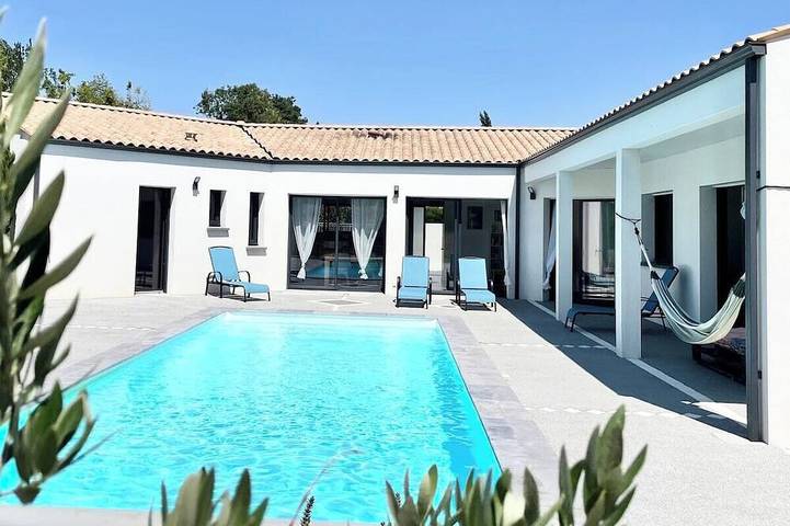 Location de vacances pour 9 personnes, avec Jardin et Piscine à Breuil-Magné