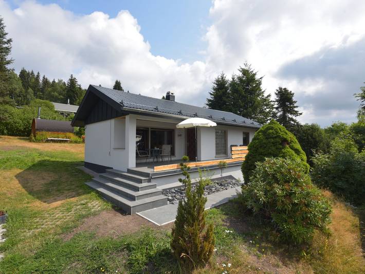 Ferienhaus für 4 Personen, mit Balkon und Terrasse sowie Garten und Sauna in Suhl