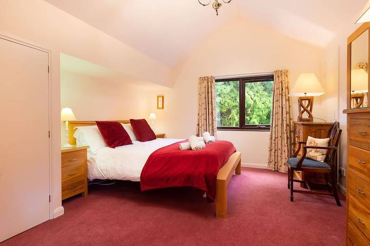 Lakefield House, pet friendly, with open fire in Hawkshead in Far Sawrey, Lake District